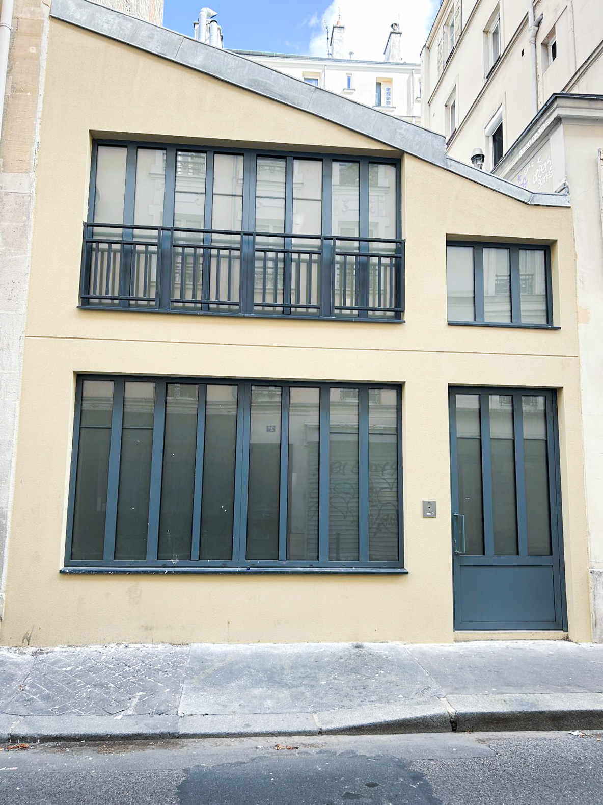 Façade, fenêtres et porte en acier